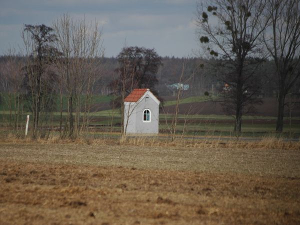Kapliczka przy drodze na Prudnik