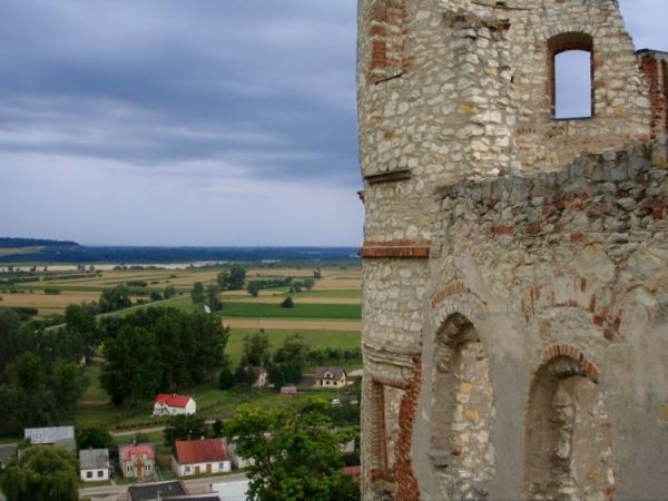 Zamek wybudowany w I poł. XVI wieku przez Mikołaja Firleja i jego syna – Piotra Firleja, pozniej w rekach Lubomirskich. W 1783 r. J.Lubomirski przegrywa z