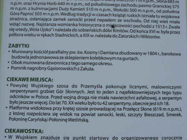 w centrum wsi  /nie przy głównej trasie !/, przy nowo wyposażonym i urządzonym placu zabaw dla dzieci - jest witacz a na nim mapa i to stanowi i świadczy o powa
