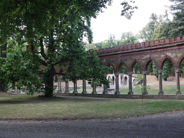 arkadami ubogacone oddzielenie murami w założeniu pałacowo-parkowym.