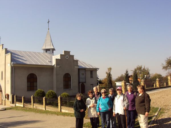 przed / obok: kościół filialny parafii rzymsko-katolickiej pw. św. Anny.
