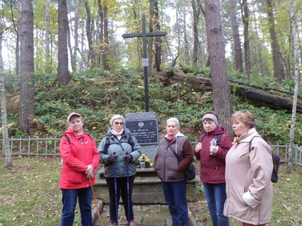 w lesie na Hanusiskach zbiorowa mogiła - tu - w jarze - 26 lipca 1944r. Niemcy pozbawili życia ok. 36 osób - tam też matki z dziećmi - przywiezione z sanockiego