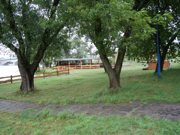 W czerwcu 2010 r. został otworzony w Zegrzu Poludniowym, ul. Rybaki 1 ośrodek wypoczynkowy "Port Paradise".
Na terenie ośrodka znajduje się restauracja i bar.