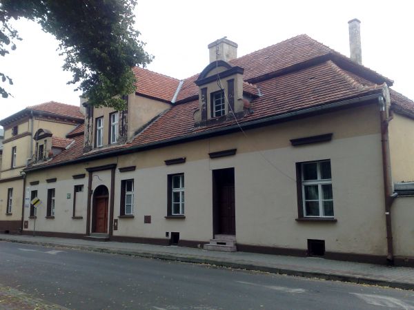 Dawny zajazd (karczma) barokowy z przełomu XVII-XVIII w. przy ulicy Plac Wolności 1