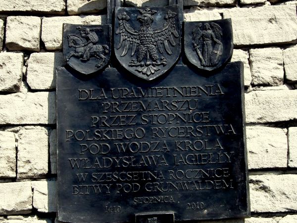 tablice okolicznościowe na dzwonnicy kościoła św.Apostołów Piotra i Pawła