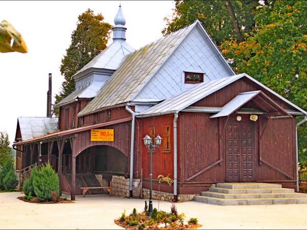 Dawna drewniana cerkiew greckokatolicka pw. Opieki Najświętszej Maryi Panny (od 1979 roku kościół rzymskokatolicki pw. Najświętszego Serca Pana Jezusa), wzniesi