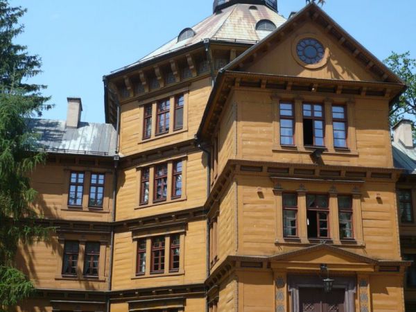 Jeszcze raz pałac Myśliwski od strony wejścia głównego.