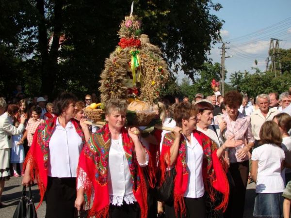 Przemarsz wieńców dożynkowych