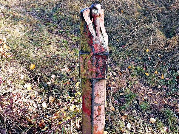 Silno k/Torunia  To żeliwny słupek z orłem,związany z historią tego miejsca...a mogiły również ,są jakieś 250 metrów dalej w lesie. Cała historia......w jednym