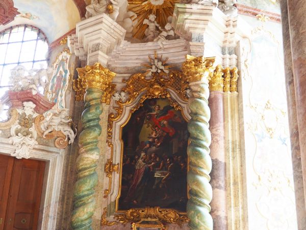 przypomnę - iż tu jesteśmy w jednym z najwspanialszych obiektów tego typu  w świecie, podkreślono chwałę rodu Piastów linii świdnicko-jaworskiej - ich zasługi j