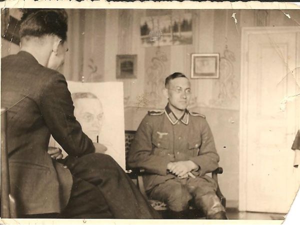 W latach 40 ,gdy przechodził front Niemcy stacjonowali jakiś czas w Szkole podstawowej w Strzelcach Wielkich.Bardzo lubili pozować do portretów.Na zdjęciu Włodz