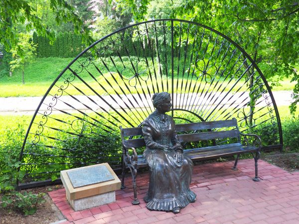 ławeczka z założycielką uzdrowiska Anną z Działyńskich Potocką - tu postawiona 16.08.2015r.,  w ciągu spacerowym, naprzeciwko zdrojowej pijalni, polecam opisy p