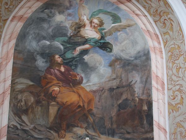 „Anioł zwiastujący św. Józefowi tajemnicę macierzyństwa Maryi” - na ścianie po lewej. Obrazy przedstawiają smutki i radości św. Józefa - wschodzące słońce oświe