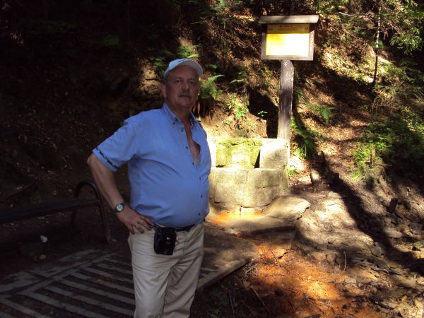 przy "Źródełku Miłości" - przyst. nr 8 ścieżki edukacyjnej - jednego z ciekawszych projektów polecanych przez Uzdrowisko pod adresem turystów i kuracjuszy.