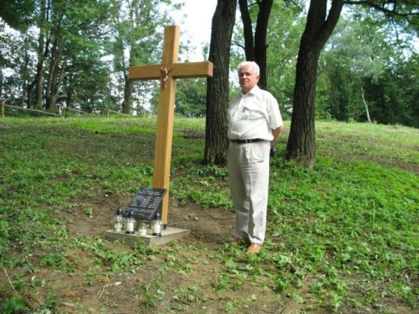 Autor tych zdjęć nad grobem swojego siedmiorga rodzeństwa. Krzyż i zdjęcie wykonane w lipcu 2007 r.