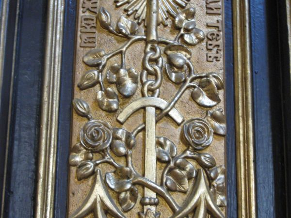 wnętrze świątyni - z akcentem na po prawej, na ambonę.