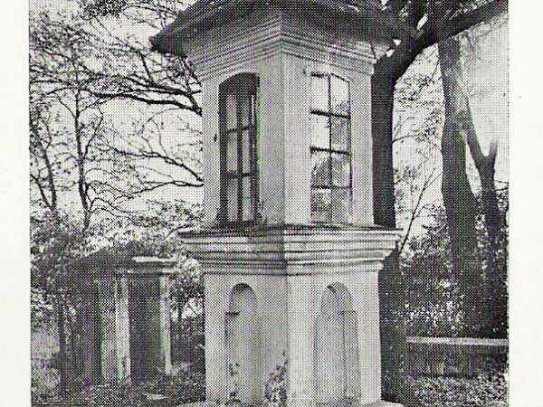 ze zbiorów prywatnych: z publikacji historycznych/przewodnich - lata 60 XX wieku. Kapliczka ufundowana przez hrabiego Ksawerego Krasickiego w 1810r. jako wotum