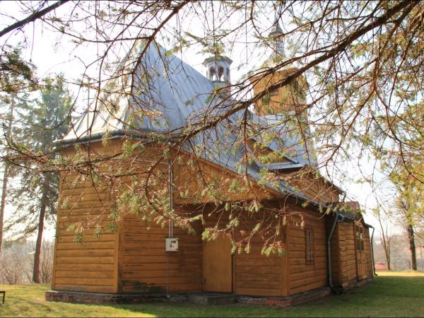 Kościół filialny pw. św. Jana Chrzciciela wzniesiony zapewne ok. poł. XVII w. (wg tradycji jeszcze w XVI w.). Wielokrotnie restaurowany i przebudowywany.  Wokół