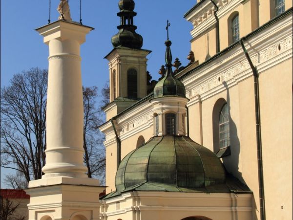 Bazylika Zwiastowania NMP w Leżajsku – wzniesiona w miejscu, gdzie według tradycji ukazała się w 1590 roku Tomaszowi Michałce Matka Boska. Sprawują nad nią opie