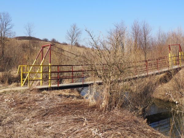 kładka nad rzeką Pielnica - dalej na lewo : wzniesienia Beskidu Niskiego. Dla zainteresowanych tematem kładek - zapraszam do galerii mm. : Morochów,  Rozpucie,