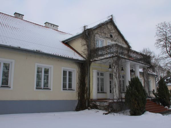 Urządzona w nim stała ekspozycja "Szlachta mazowiecka w malarstwie i wnętrzach", prezentuje wnętrza mieszkalne i galerię portretu