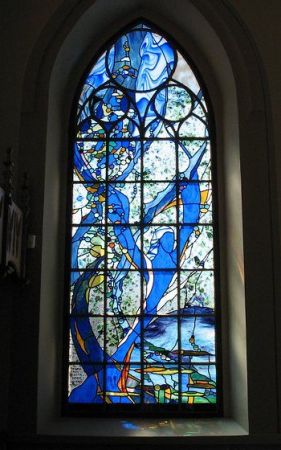 Piękny witraż w kościelnym oknie