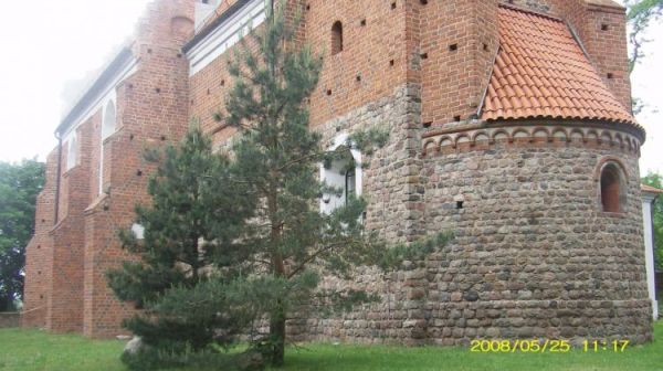 Kościół św. Leonarda w trakcie osuszania fundamentów