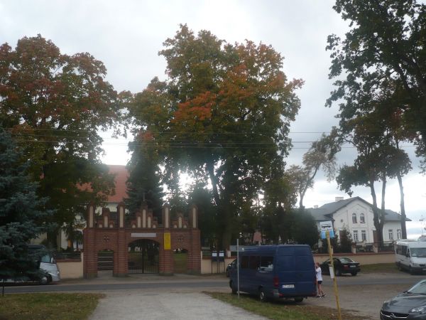 Widok  w  stronę  kościoła  i  bramę  na  stary  cmentarz