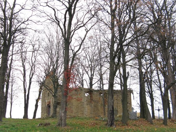 Cerkiew  greckokatolicka  pw. Apostołów  Piotra i Pawła,  wzniesiona w 1848r. "... Do wiersza jak do cerkwi /  Nagle tłumem weszły Łemki /  Ikony budzą się zdum