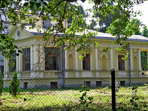 Pałac Turnauów w Urzejowicach z 1887 roku w trakcie odbudowy  i park krajobrazowy .