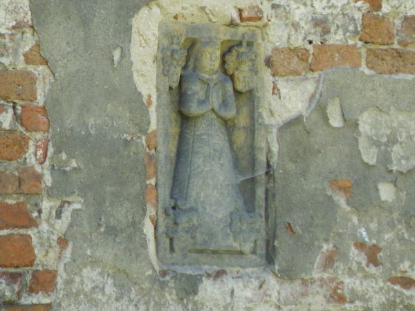 Rzeźba na zewnętrznej ścianie kościoła