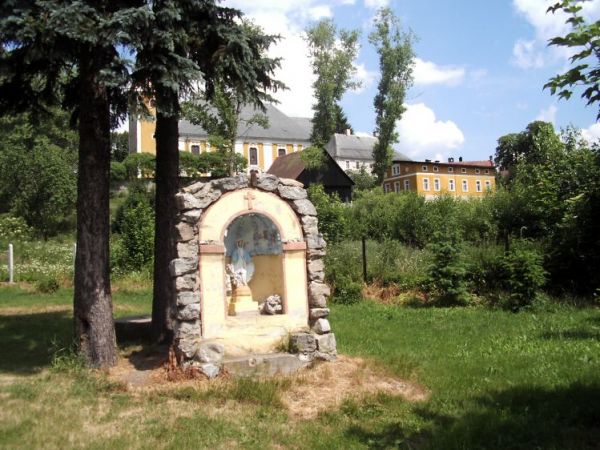 W całej Pławnej znajduje się bardzo dużo figurek i przydrożnych kapliczek. Można je spotkać również na polach i w lasach a przede wszystkim przy domostwach.