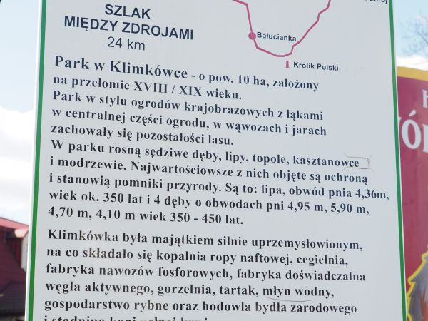 plansza z informacjami dotyczącymi historii i położenia wsi i dworu.