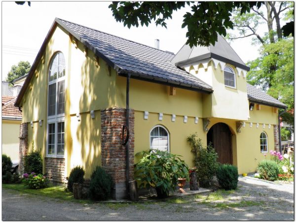 Dwór szlachecki i park wokół niego z XVII wieku w Boratynie k. Jarosławia. Obecnie mieści się tam piękna restauracja i winiarnia oraz hotel.