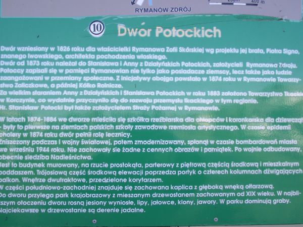 przy bramie głównej do zespołu dworsko-parkowego : plansza a na niej przekaz informacji by przybliżyć to miejsce, pojęcie mieć - dziękujemy !