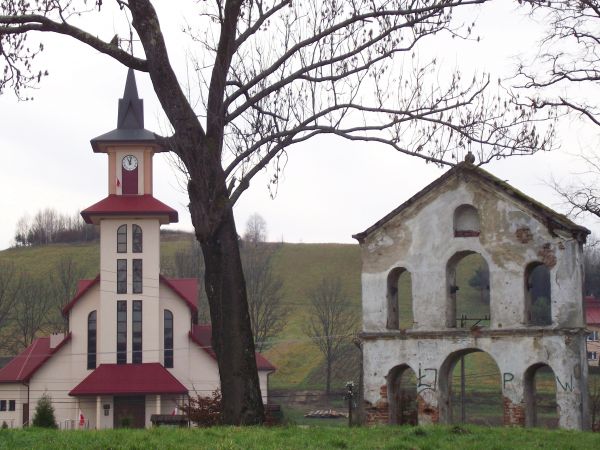 między dzwonnicą cerkiewną a nowym kościołem : jest droga / składowa małej pętli bieszczadzkiej, toteż przy okazji jakby polecam: "Na bieszczadzkich  obwodnicac
