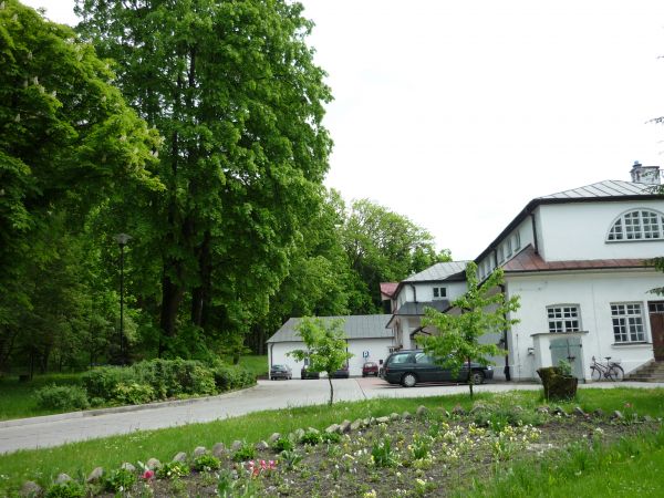 Pałac Leszczyńskich w Krasnobrodzie. Murowany kolumnowy pałac wzniesiony w pierwszej połowie XVII wieku, później przebudowywany. Pałac uległ zniszczeniu w 1914