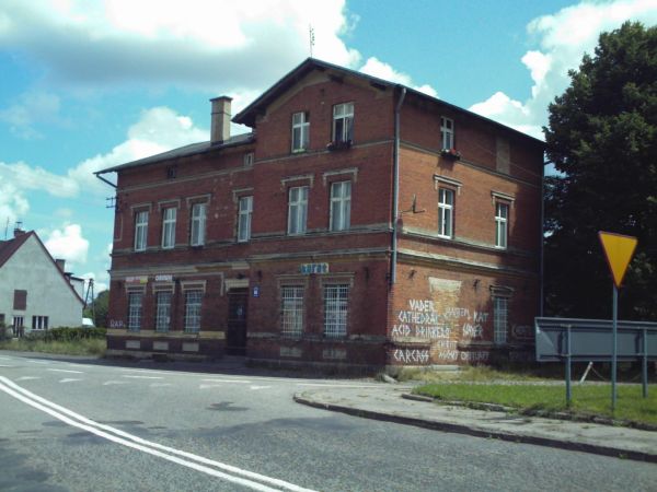 Stary budynek(dawniej siedziba GS SCh.i centrum handlowe)
u zbiegu Grunwaldzkiej i Lęborskiej.