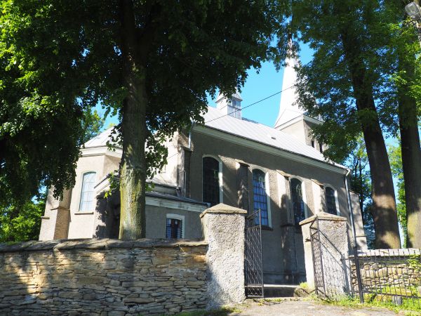 brama główna do kościoła, otoczonego kamiennym murem, tędy procesje odpustowe, rzesze pielgrzymów, pątników - zmierzamy do Matki Boskiej Bolesnej, Królowej Gór.