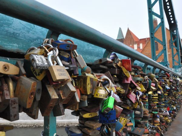 Kłódki zakochanych na moście Tumskim.