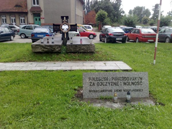 Czarna tabliczka kamienna przypomina miejsce, skąd 3 I 1919 r. wyruszył do walki pierwszy oddział z Kobylina. U góry ozdobiona jest wizerunkiem krzyża powstańcz