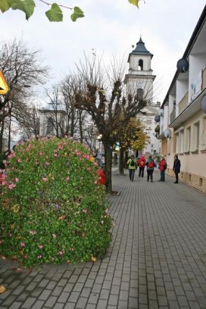 przy rynku - wschodnia pierzeja - tu głównym traktem do kościoła.