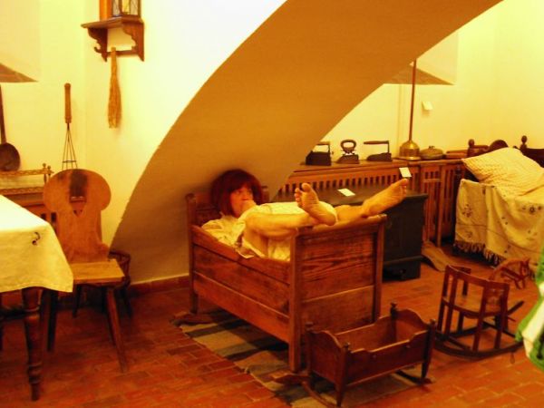 Właśnie trafiliśmy na sztukę przedstawianą dla młodzieży szkolnej przedstawiającą życie ubogich ludzi w dawniejszych czasach. .