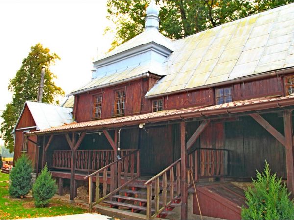 Dawna drewniana cerkiew greckokatolicka pw. Opieki Najświętszej Maryi Panny (od 1979 roku kościół rzymskokatolicki pw. Najświętszego Serca Pana Jezusa), wzniesi