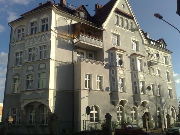 Stara kamienica z 1906/07 roku na ulicy Marszałka Józefa Piłsudskiego.