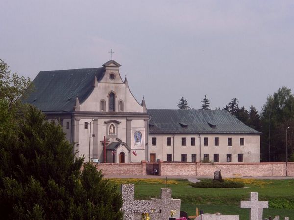 Widok na kościół i klasztor w Rywałdzie