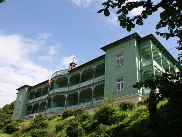 Bryła klasztoru, wzniesionego na górze Bircza, przypomina górski dom uzdrowiskowy. Kiedy nie znano jeszcze lekarstw na choroby płuc, jedynym sposobem było lecze