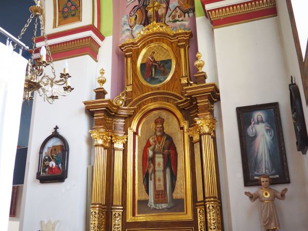 ołtarz boczny - po prawej, wyżej polichromia ścienna przedstawia św. Floriana.