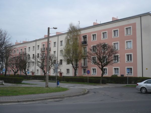 Ten blok jeszcze nie dawno był szary po ociepleniu zmieniła się elewacja  pięknie się prezentuje.