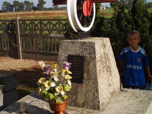 Cmentarz Wola Pierowa pomnik zamordowanych kolejarzy  w 1939 na stacji Ostrowy